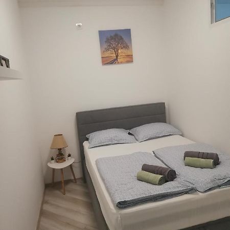 Studio Apartman Kristina Apartment Pula Bagian luar foto