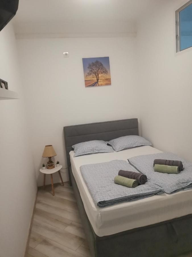 Studio Apartman Kristina Apartment Pula Bagian luar foto