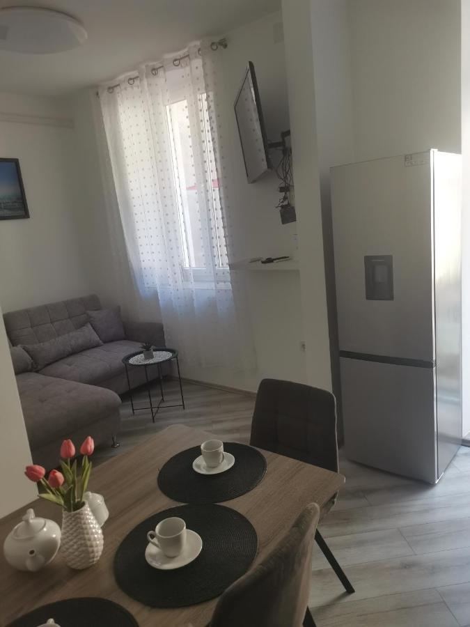 Studio Apartman Kristina Apartment Pula Bagian luar foto