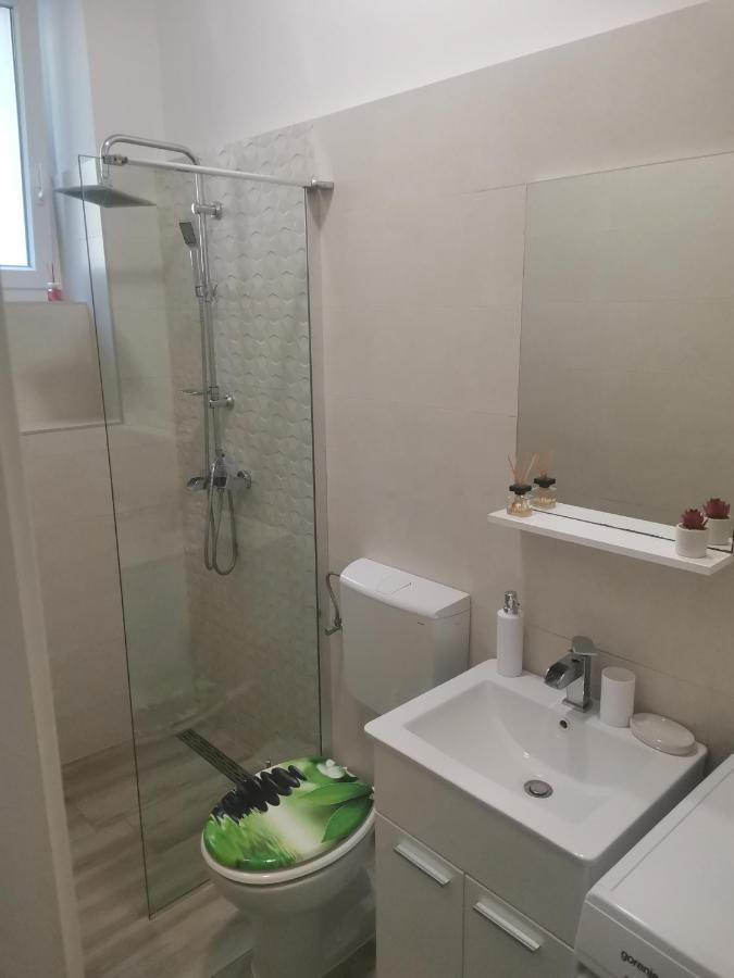 Studio Apartman Kristina Apartment Pula Bagian luar foto